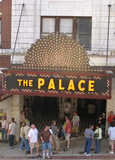 front-entrance-of-the-palace-theatre